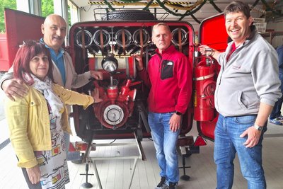 Der Niederwiesaer Feuerwehrchef Ralf Reinhardt und Hauptgerätewart Sven Schönert übergaben an Zoltan Toth sowie Eva Buraine-Haiduk (v. r.) den Tragkraftspritzenanhänger.