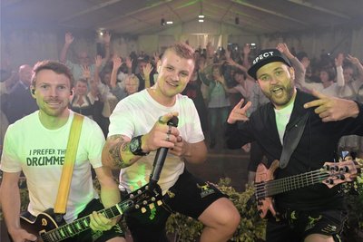 Bei der „Molke-Wiesn“ standen unter anderen „Die Partyhirschen“ aus Österreich auf der Bühne.