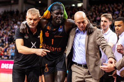 Unter dem Applaus der geschockten Spieler und Fans verließ Uguak, gestützt von seinem Trainer Rodrigo Pastore und dem Bonner Teamarzt Michael Volkmer, die Halle.