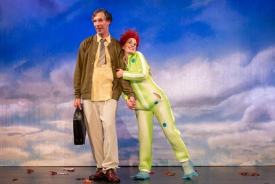 Boris Schwiebert als Herr Taschenbier und Cornelia Wöß als das Sams in „Eine Woche voller Samstage“.