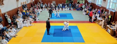 Auf drei Matten - zwei in der Sporthalle (Foto) und eine im Trainingsraum - haben sich die jüngsten Judoka zum 23. Turnier um den Räucherkerzenpokal duelliert. 