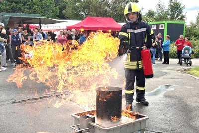 Feuerwehrfrau Kati Uhlig demonstrierte in Großwaltersdorf den Umgang mit Feuerlöschern.