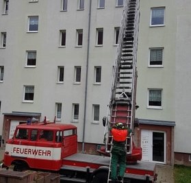 Beim Sturm am 21. Oktober wurden mit der alten W 50-Drehleiter in der Schlaisdorfer Straße in Lunzenau Dachziegel gesichert.