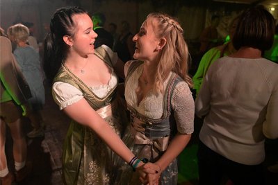 Emily Alheidt (li.) und Leonie Bauer aus Niederalbertsdorf fanden die Stimmung cool bei der „Molke-Wiesn“.