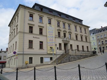 Das Rathaus in Markneukirchen bekommt am 1. August einen neuen Mitarbeiter. Ob sich bereits im ersten Wahlgang am 7. Juni entscheidet, wer als neuer Bürgermeister einzieht, ist ungewiss. Bei vier Kandidaten ist ein zweiter Wahlgang drei Wochen später am 28. Juni wahrscheinlich.