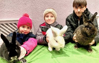 Sophie (l.) und Kim Weigel sowie Hans Volkmer gehören zur erfolgreichen Jugend des Rassekaninchenzuchtvereins S 836 Markersbach. 