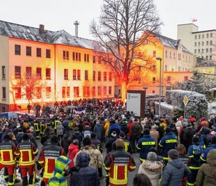 Die Menschen in Reichenbach und Umgebung fürchten um ihr Krankenhaus und die Notfallversorgung. Sie kamen am Montagabend zahlreich zur Mahnwache. 