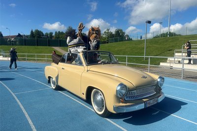 Feierliche Eröffnung: Die Maskottchen Fredi und Forti führten den Einmarsch der Teilnehmer ins Mittweidaer Stadion am Schwanenteich am Sonnabend in einem Oldtimer an.