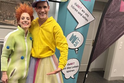 Cornelia Wöß als Sams und Fabian Vogt im Tütü verzauberten auch nach der Aufführung beim Fototermin für Groß und Klein.