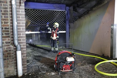In Chemnitz setzten Unbekannte mit Pyrotechnik mehrere Abfallcontainer in einer Tiefgarage in Brand.