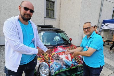 Robert Ahnert (l.) und Udo Klemm vom Verein "Unser Freiberg" mit dem Kloppocar.