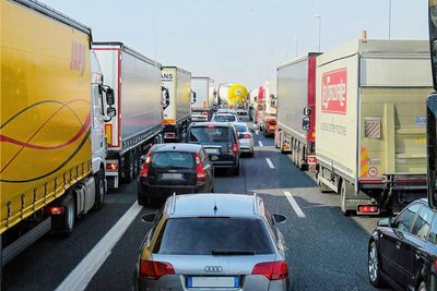 Auf den ohnehin schon staubelasteten Strecken der A4, A17 und A14 wird es zum Ferienbeginn am 7. Juli wieder ähnliche Bilder wie am langen Pfingstwochenende geben. Damit rechnet der ADAC. 