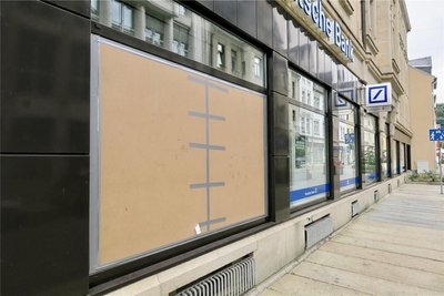 Unbekannte haben am Auer Altmarkt bei der Deutschen Bank eine Scheibe eingeschlagen.