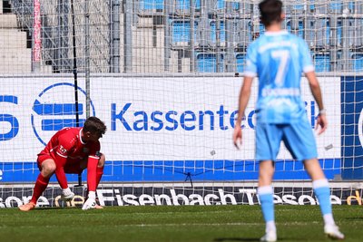 Da war es passiert: David Wunsch kann nach seinem schwachen Abschlag und dem abgefälschten Schuss von Änis Ben-Hatira den Ball nur noch hinterherschauen.