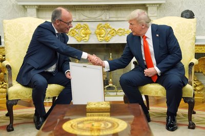Trump hat schon mehrere Geschenke von Merz bekommen.
