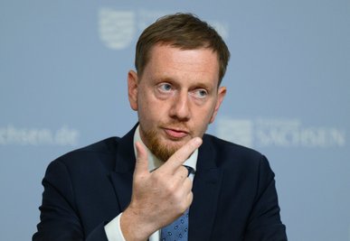 Michael Kretschmer (CDU), Ministerpräsident von Sachsen, spricht während der letzten Kabinetts-Pressekonferenz vor der Sommerpause in der Sächsischen Staatskanzlei auf dem Podium zu Journalisten.