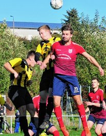 Augen zu und durch: Der Großwaltersdorfer Robin Lenke (r.) im Kopfballduell mit Altmittweidas Florian Dathe. 