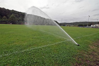 In einem Verein gibt es jede Menge zu tun. Aufgaben, wie sich um den Rasenplatz zu kümmern, gehören dazu. Die Menschen, die ehrenamtlich mitwirken, sind meist unsichtbar und wollen auch nicht im Mittelpunkt stehen. Die „Freie Presse“ hat ein paar von ihnen gefunden. Aufs Foto aber, wollen sie nicht.