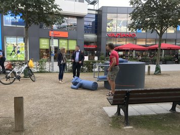 Die Karl-Marx-Wackelfigut am Boden.