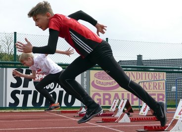 Die beiden M-12-Starter Marc Buschmann (vorn) und Karl-Laurenz Fiedler vom LV 90 Erzgebirge beim Start des 75-Meter-Sprints. 