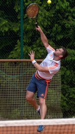 Riccardo Seifert vom TC Marienberg setzt zum Schmetterball an - zum Sieg reichte es nicht. 
