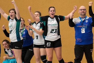 Wollen bald wieder jubeln: Die Handballerinnen des SV Rotation um Kapitänin Julia Kiulies (2. v. r.) und Daniel Mombree. Der 46-jährige bisherige Co-Trainer übernimmt nach dem Rücktritt von Manuel Kirpal die Mannschaft gemeinsam mit Tilo Tobies.
