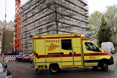 Der Rettungswagen vor dem Mehrfamilienhaus an der Dorotheenstraße in Schloßchemnitz.