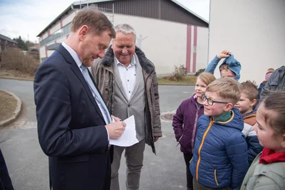 Zum Empfang an der Grundschule Eichigt musste Michael Kretschmer Autogramme schreiben.