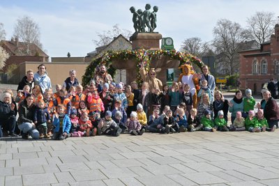 Bei der Einweihung des Oelsnitzer Osterbrunnens vor zwei Jahren waren auch „Naseweis“-Kinder mit am Start.