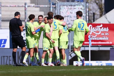 Die Hertha-Jubeltraube nach dem 1:0-Führungstreffer durch Änis Ben-Hatira.