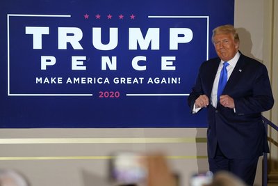 Donald Trump trifft im Ostsaal des Weißen Hauses ein. 