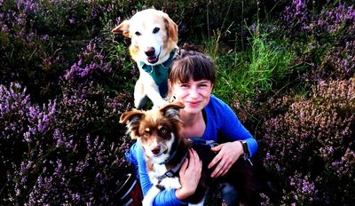 Das Personal der Waldpfötchen-Hundeschule. Isabelle Koschek und ihre vierbeinigen Assistenten sind unzertrennlich. 