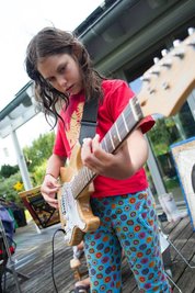 Ein Mädchen an der E-Gitarre? Einfach mal versuchen!