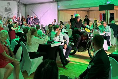 Sachsens Ministerpräsident Michael Kretschmer sorgte für eine Showeinlage. Er kam mit einem historischen Motorrad ins Festzelt gefahren – gemeinsam mit Enduro-Legende Harald Sturm und Landrat Rico Anton.