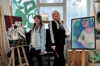 Susann Reinhold und Jessi Weigel (r.) teilen sich dort ein Space mit Nico Göhler als Atelier.