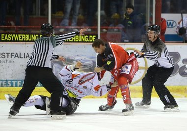 Chris Stewart und Pinguin Sergej Stas lieferten sich einen Faustkampf.