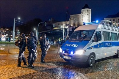 Starke Polizeikräfte waren in Plauen zusammengezogen worden, um einen Spaziergang als Protest gegen die Coronapolitik zu unterbinden. 