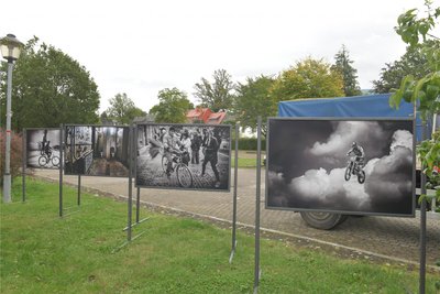 Schwarz-weiß und in Bewegung: Die Bilder von Stefan Glaß sind bis ins Frühjahr 2025 zu sehen.