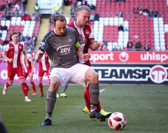 Toni Wachsmuth (Zwickau) im Zweikampf mit Janek Sternberg (Kaiserslautern).