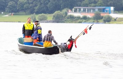 Das Berufsfischer-Trio unterwegs auf der Talsperre Pöhl. Sie fahren von Netz zu Netz und holen altersschwache Silberkarpfen aus der Talsperre Pöhl.
