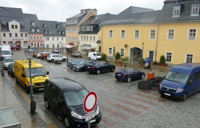 Noch ist der komplette Neumarkt befahrbar und mit Parkflächen versehen. 