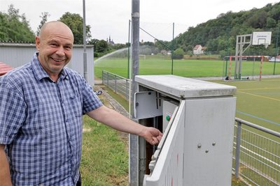 Swen Erbse stellt die Beregnungsanlage an. Er ist einer der Ehrenamtshelden. Den Abteilungsleiter hat es mit dem Kasten Bier nun doch erwischt, da er auf diesem Foto zu sehen ist.