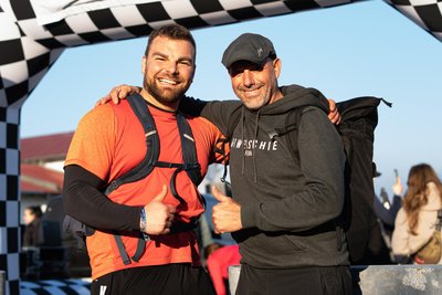 Pascal Clauß (links) und André Schäfer im Ziel auf dem Fichtelberg.