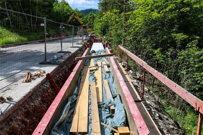 An der B 283 zwischen Bockau und Aue entsteht ein neuer Randbalken. Für die Arbeiten ist die Trasse gesperrt.