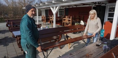Sabine Wurzer (rechts), die Betreiberin vom Strand-Imbiss an der Talsperre Pirk, mit ihrem Ehemann Markus Wurzer. Sie suchen einen Nachfolger. 