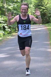 Große Freude: Den langen Kanten zum Auftaktrennen des Westerzgebirgscups entschied Marcus Pröhl für sich. Der Treuener absolvierte die 10 Kilometer am schnellsten. 