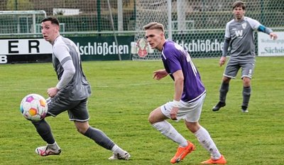 Den Blick voll auf den Ball fixiert: Yannick Diegel (links) und der Pirnaer Florian Kärger im letzten Spiel. 