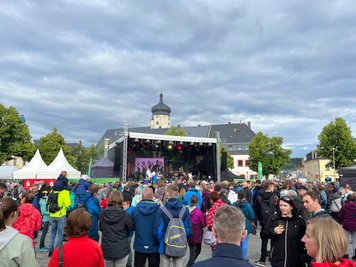 "Hör off de Muddi" kennen wohl viele von Radiomoderator Steffen Lukas. Gemeinsam mit dem Plattenbauorchester spielt er weitere Lieder auf dem gut gefüllten Marktplatz.