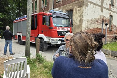 Vor Beginn des Brückenbaus wurde die enge Zufahrt auf ihre Tauglichkeit für Feuerwehrfahrzeuge getestet.
