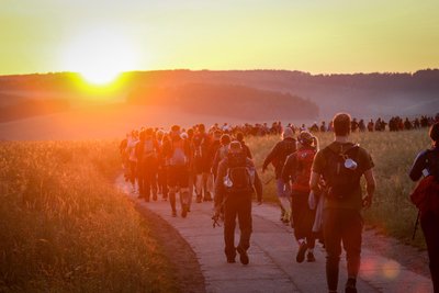Was für eine Aussicht: Teilnehmer des Fichtelbermarsches laufen der Sonne entgegen.